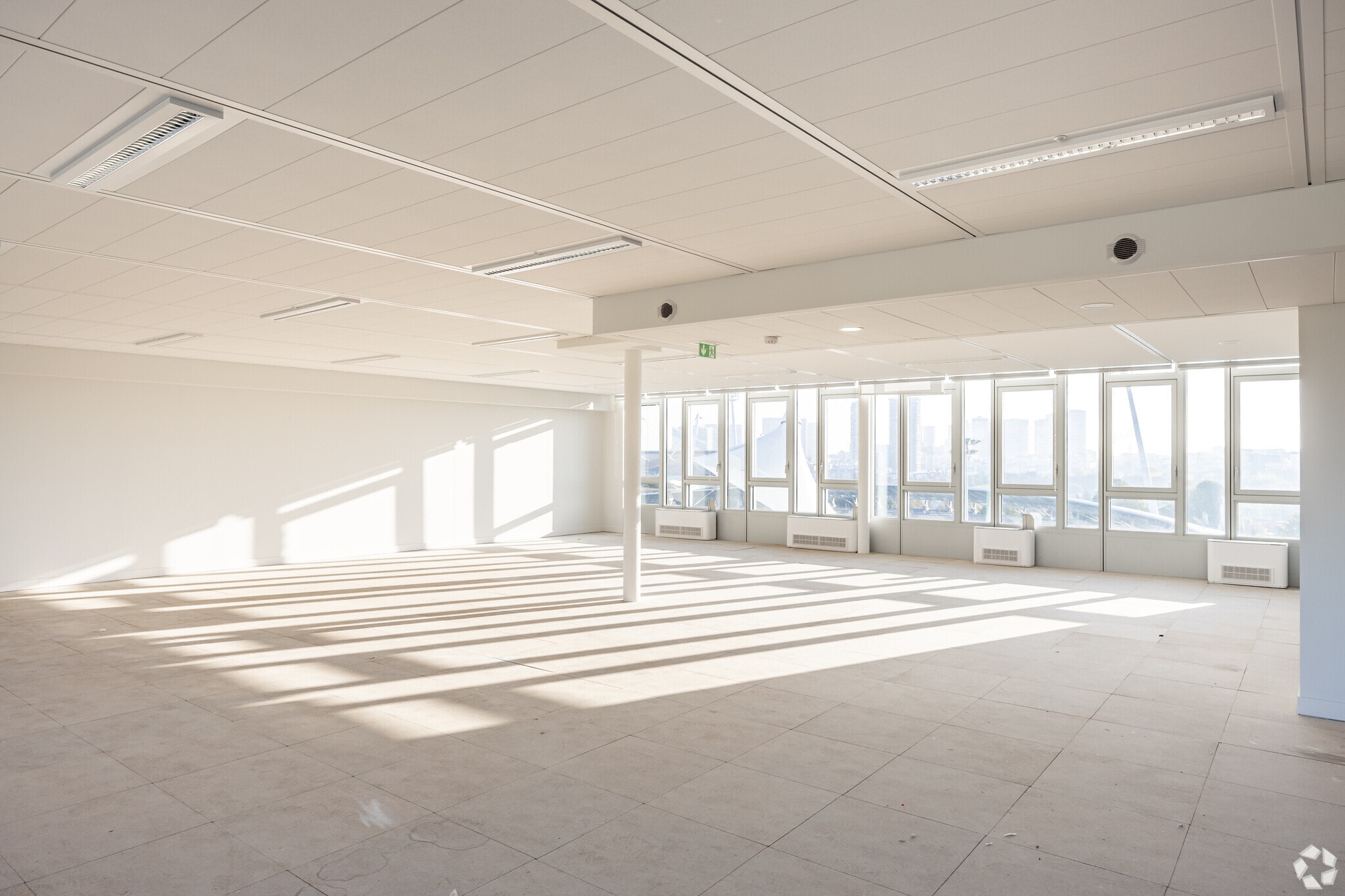 9-35 Avenue Pierre De Coubertin, Paris for lease Interior Photo- Image 1 of 4