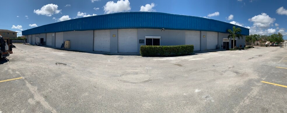 859 W 13th Ct, Riviera Beach, FL for lease - Building Photo - Image 3 of 10