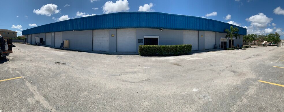 859 W 13th Ct, Riviera Beach, FL à louer - Photo du bâtiment - Image 3 de 10