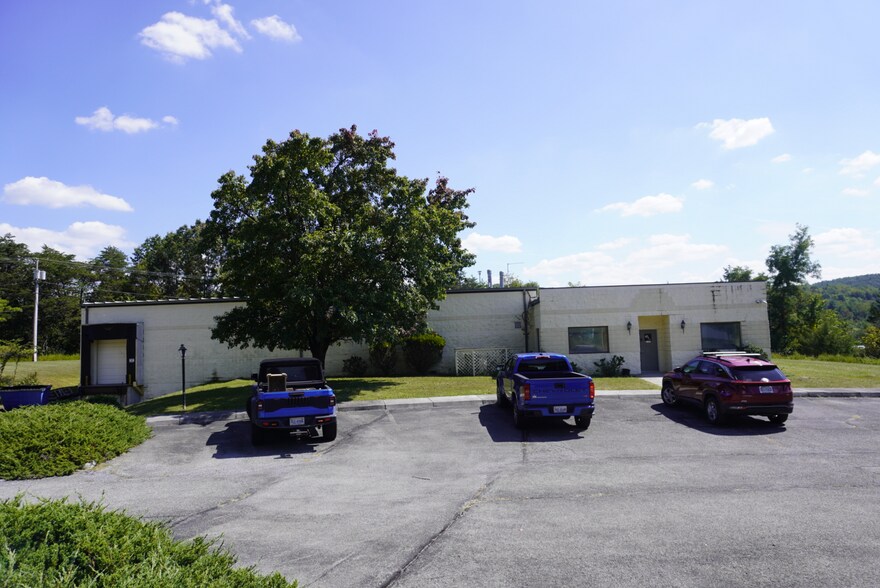 104 Centre Ct, Radford, VA à vendre - Photo du bâtiment - Image 3 de 17