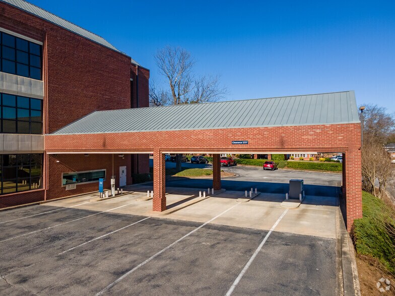 500 Jesse Jewell Pkwy SE, Gainesville, GA à louer - Photo du bâtiment - Image 2 de 7