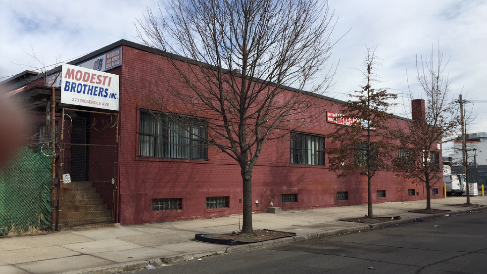 273 Meserole Ave, Brooklyn, NY for lease - Building Photo - Image 3 of 12