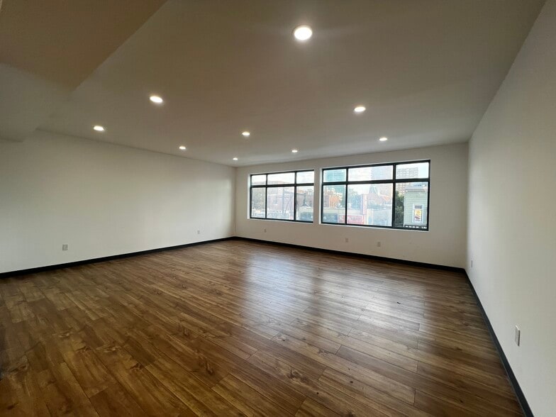 13681 Roosevelt Ave, Flushing, NY for lease - Building Photo - Image 3 of 8