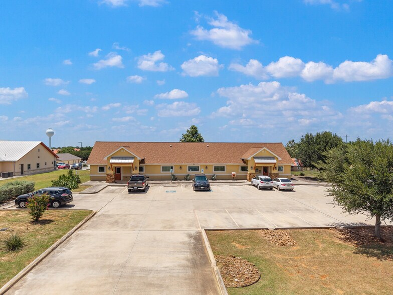 140 Paloma Dr, Floresville, TX à vendre - Photo du bâtiment - Image 2 de 63