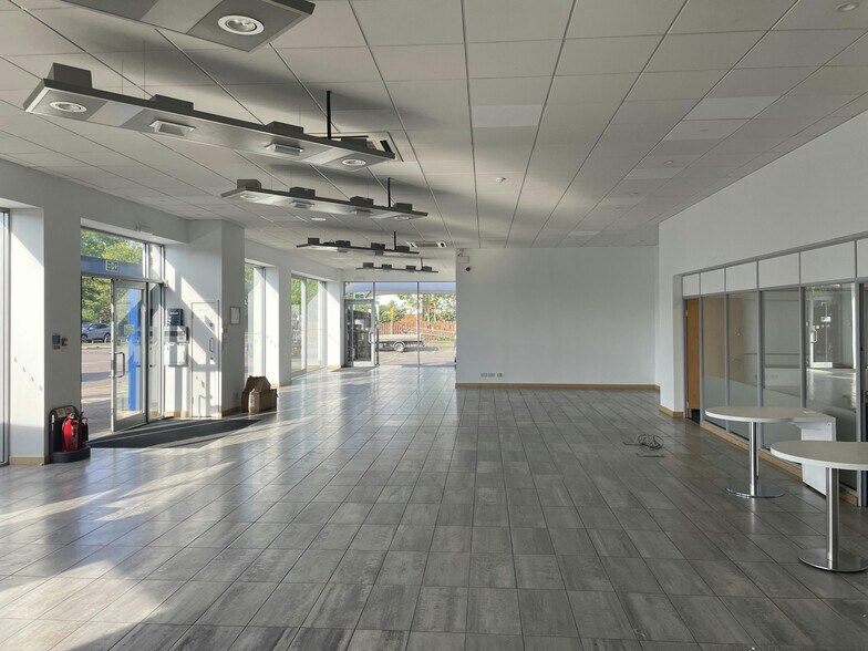 97 Portsmouth Rd, Cobham à louer - Photo du bâtiment - Image 3 de 4