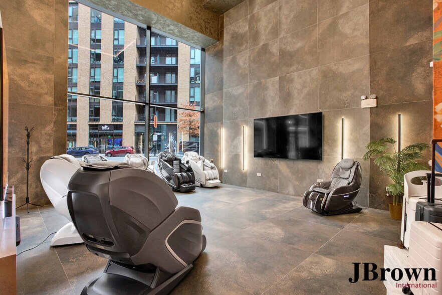 8 Royal Crest Av, Londres à louer - Photo du bâtiment - Image 2 de 12