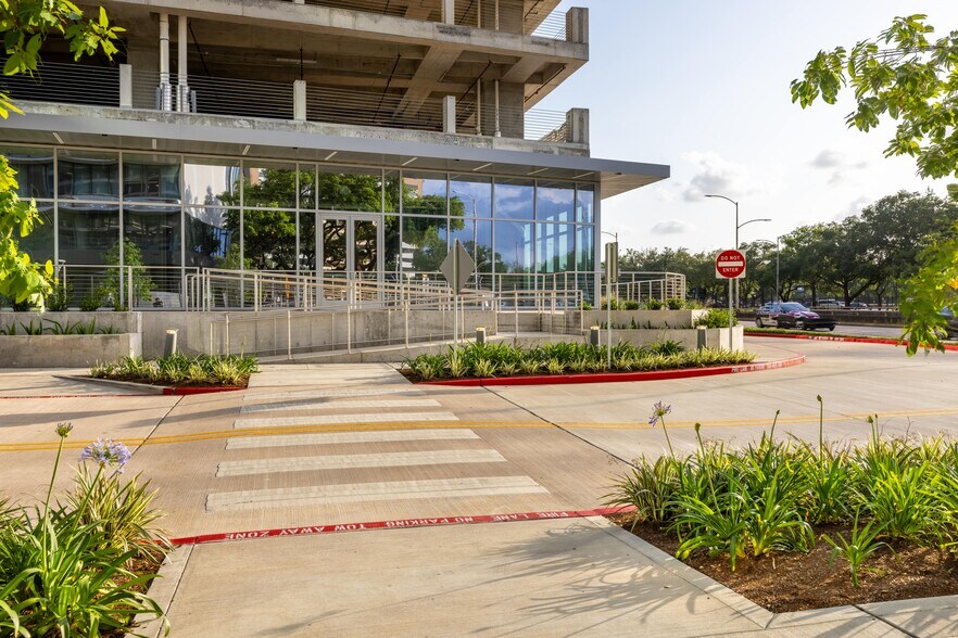 6919 Main St, Houston, TX à louer - Photo du bâtiment - Image 3 de 5