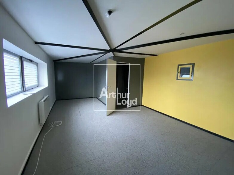 Flex in Chartrettes for sale - Building Photo - Image 3 of 6