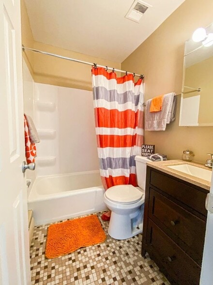 Badger Apartments | 38U in Madison, WI portfolio of 7 properties for sale on LoopNet.ca - Interior Photo - Image 3 of 23