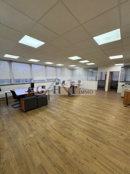 Office in Maisons-Alfort for lease - Interior Photo - Image 2 of 8