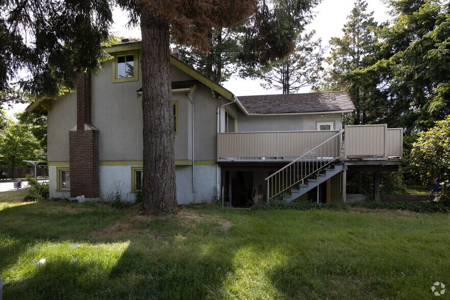 319 49th Ave, Vancouver, BC à louer - Photo du bâtiment - Image 3 de 4
