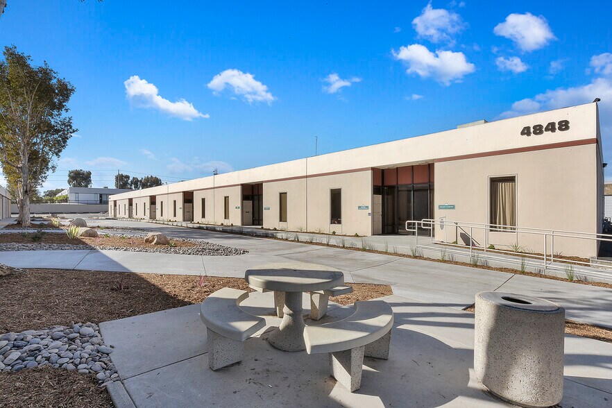 4848 Ronson Ct, San Diego, CA à louer - Photo du bâtiment - Image 2 de 2