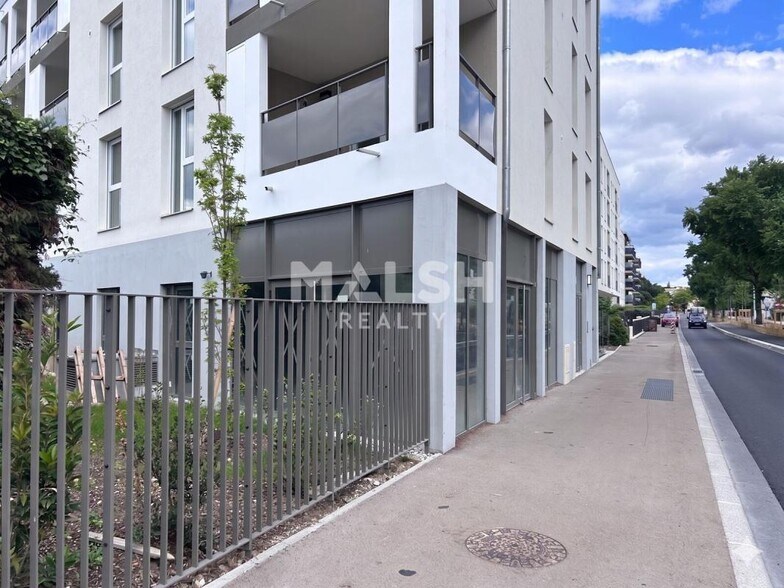 84 A Boulevard De L'Europe, OULLINS-PIERRE-BÉNITE for sale - Building Photo - Image 2 of 5