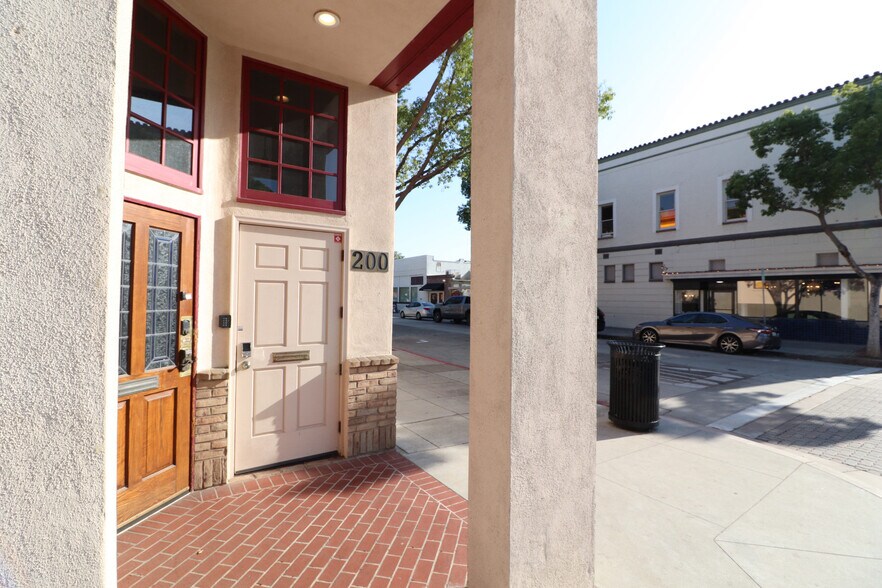 200 E Chapman Ave, Orange, CA à louer - Photo du bâtiment - Image 3 de 32