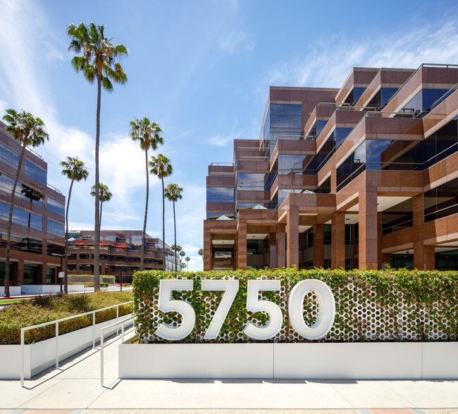 5750 Wilshire Blvd, Los Angeles, CA à louer - Photo du bâtiment - Image 3 de 6