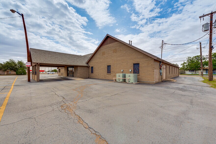 1001 Austin St, Midland, TX à vendre - Photo du bâtiment - Image 3 de 31