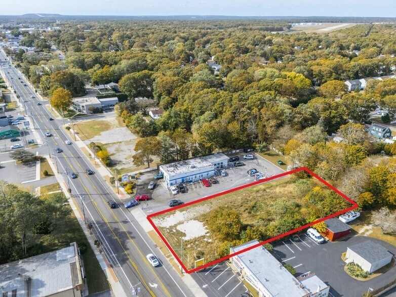 1467 Montauk Hwy, Mastic, NY à louer - Photo du bâtiment - Image 2 de 4