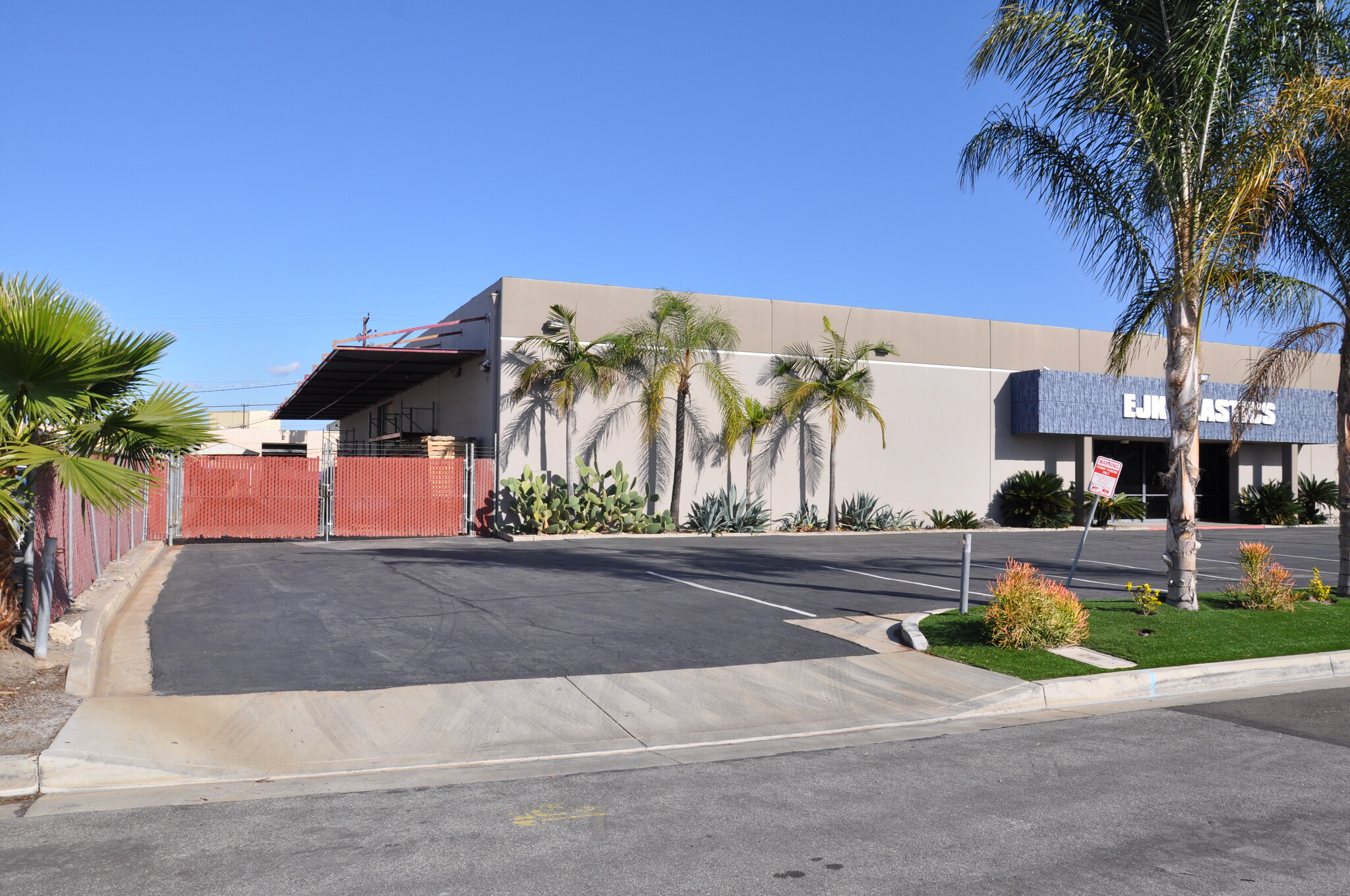 1120 N Cosby Way, Anaheim, CA à vendre Photo du bâtiment- Image 1 de 1