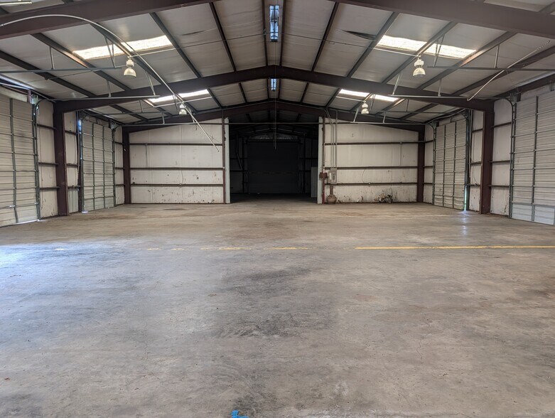 375 I-45 N portfolio of 3 properties for sale on LoopNet.ca - Building Photo - Image 3 of 14