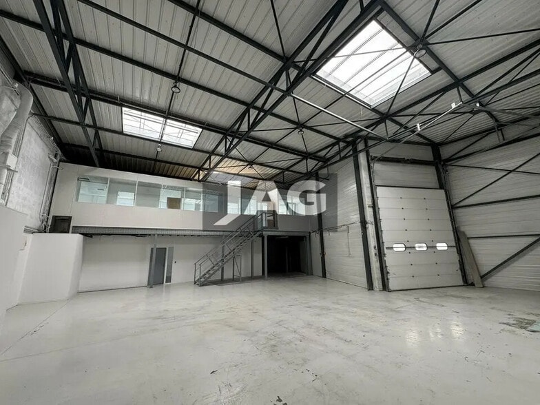 Flex in Saint-Priest for lease - Building Photo - Image 3 of 10