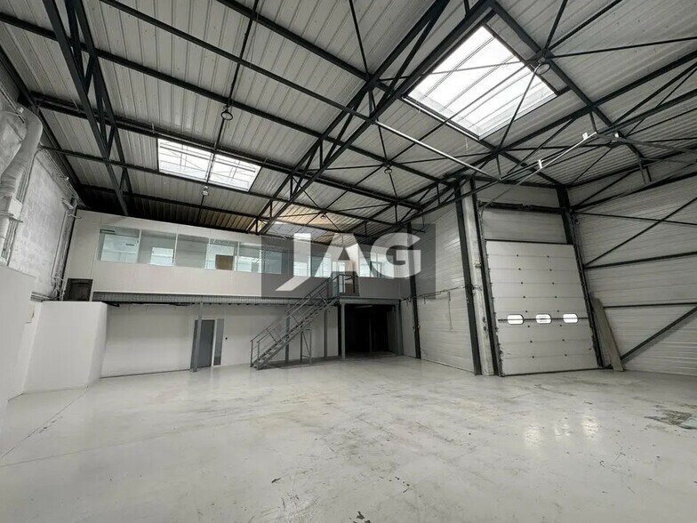 Flex dans Saint-Priest à louer - Photo du bâtiment - Image 3 de 10