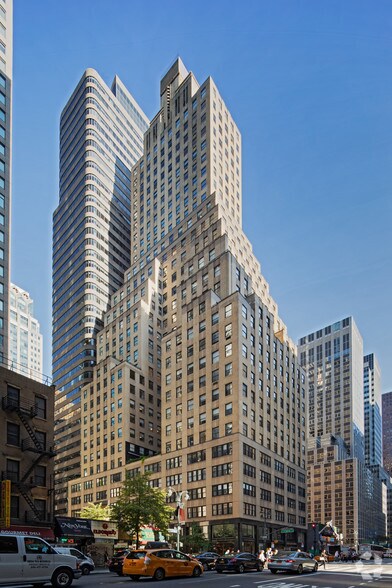 155 E 44th St, New York, NY à louer - Photo du bâtiment - Image 2 de 7
