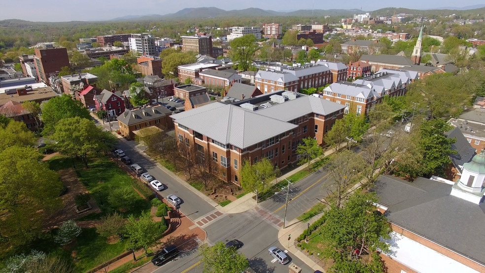 310 Fourth St NE, Charlottesville, VA à louer - Photo du bâtiment - Image 1 de 6