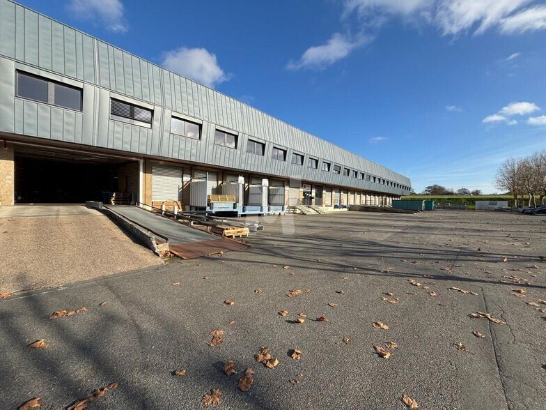 Flex in Villejust for lease - Building Photo - Image 3 of 6