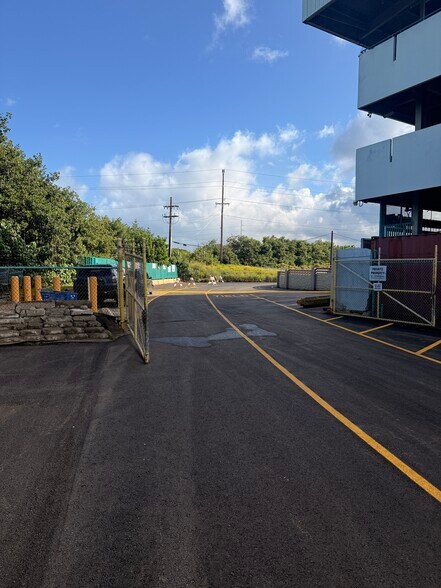 98-021 Kamehameha Hwy, Aiea, HI à louer - Photo du bâtiment - Image 2 de 13