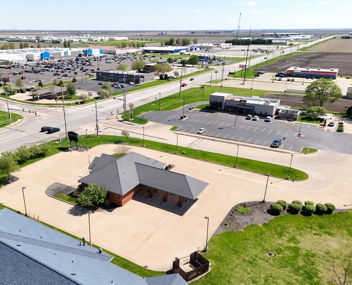 1661 E Jackson St, Macomb, IL for lease - Building Photo - Image 2 of 23