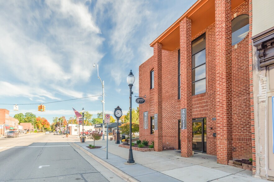 107 S Main St, Almont, MI à vendre - Photo du bâtiment - Image 3 de 22