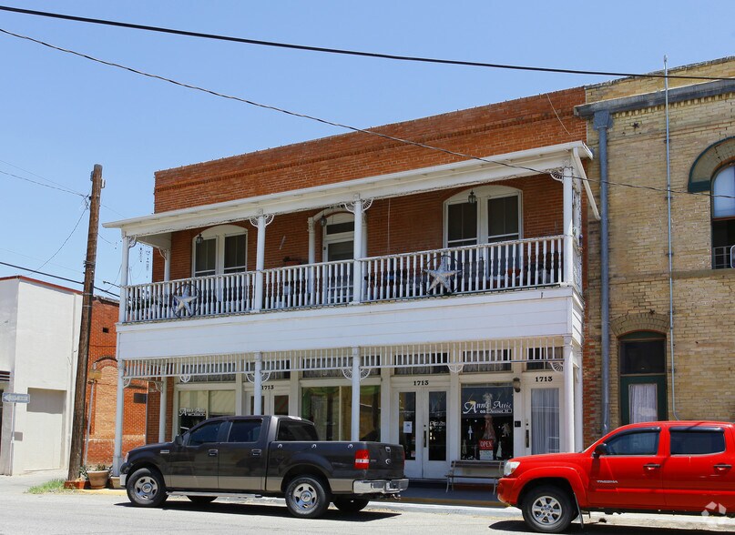 1713 Avenue M, Hondo, TX for sale - Building Photo - Image 2 of 2