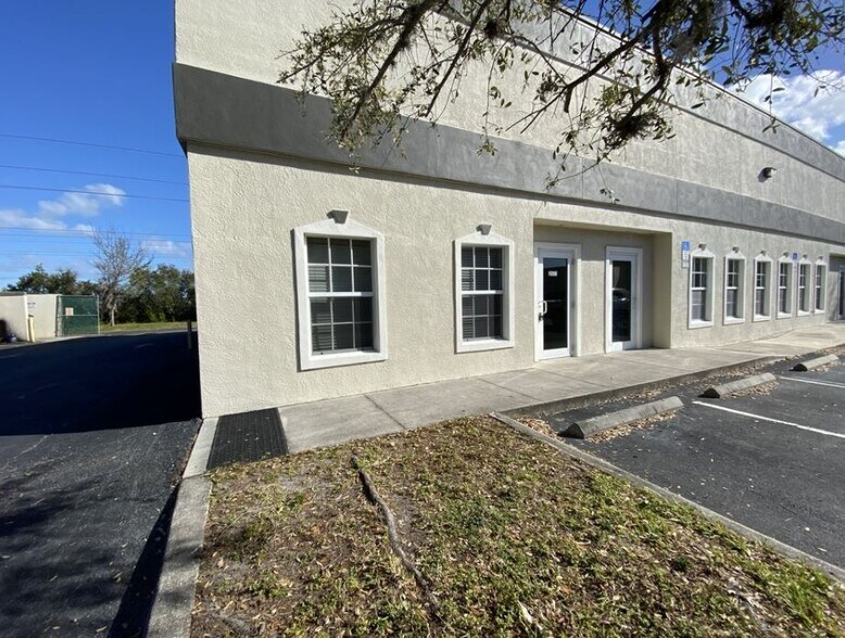 2047-2071 Global Ct, Sarasota, FL à louer - Photo du bâtiment - Image 2 de 26