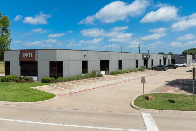 Plus de détails pour 1911 Old Denton Rd, Carrollton, TX - Local d'activités à louer