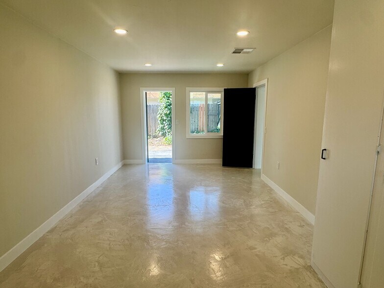 5900 Wedgewood Ave, Carmichael, CA à louer - Photo du bâtiment - Image 2 de 11