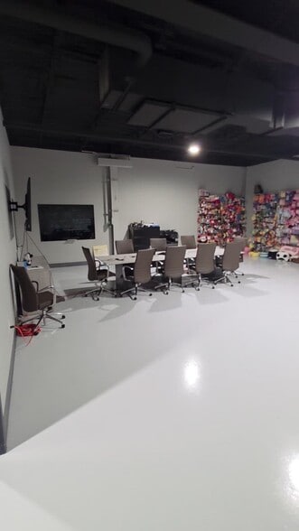 2200 2nd Ave S, Saint Petersburg, FL for lease - Commercial Listing Video - Image 2 of 13