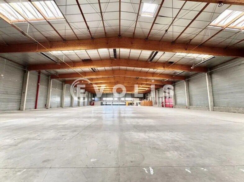 Flex in Saint-André-de-Corcy for lease - Building Photo - Image 1 of 5