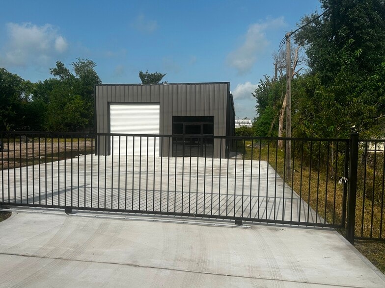 14725 W Hardy Rd, Houston, TX for lease - Building Photo - Image 2 of 7