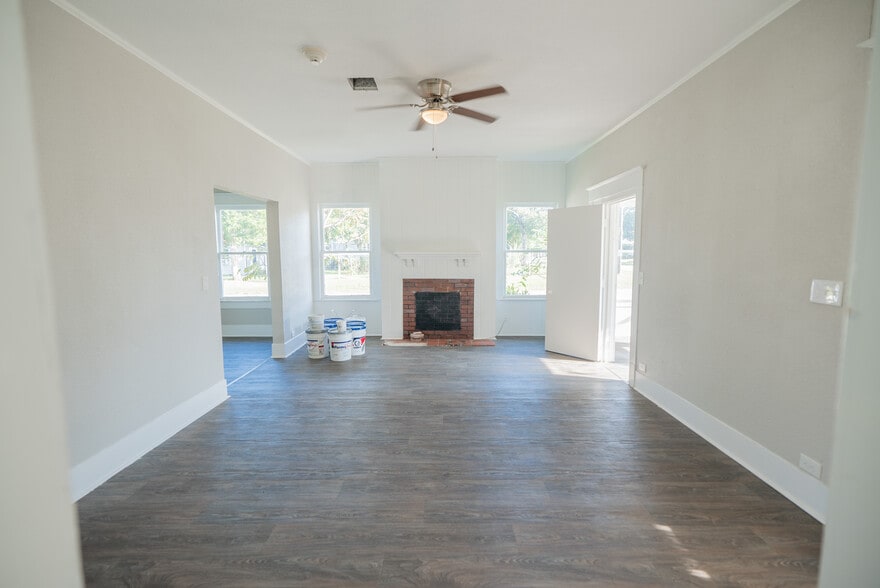 1119 Smith St, Waller, TX for lease - Building Photo - Image 3 of 14