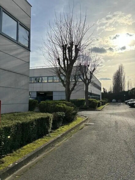 Flex dans Roissy-en-France à louer - Photo du bâtiment - Image 2 de 5