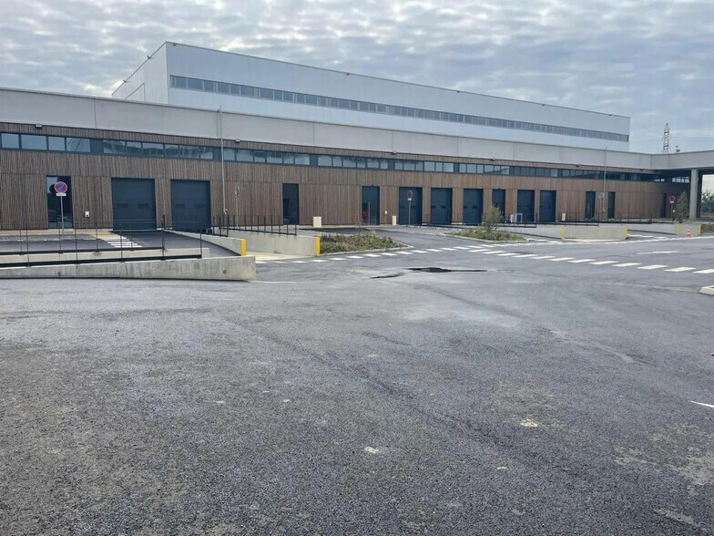 Flex in Tremblay-en-France for lease - Building Photo - Image 1 of 5