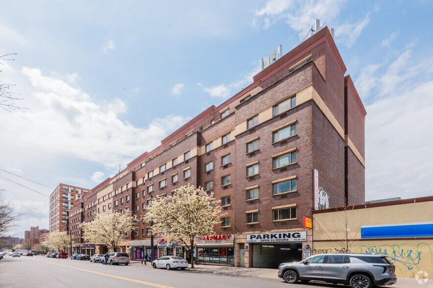 675 Morris Ave, Bronx, NY à vendre - Photo du bâtiment - Image 3 de 7