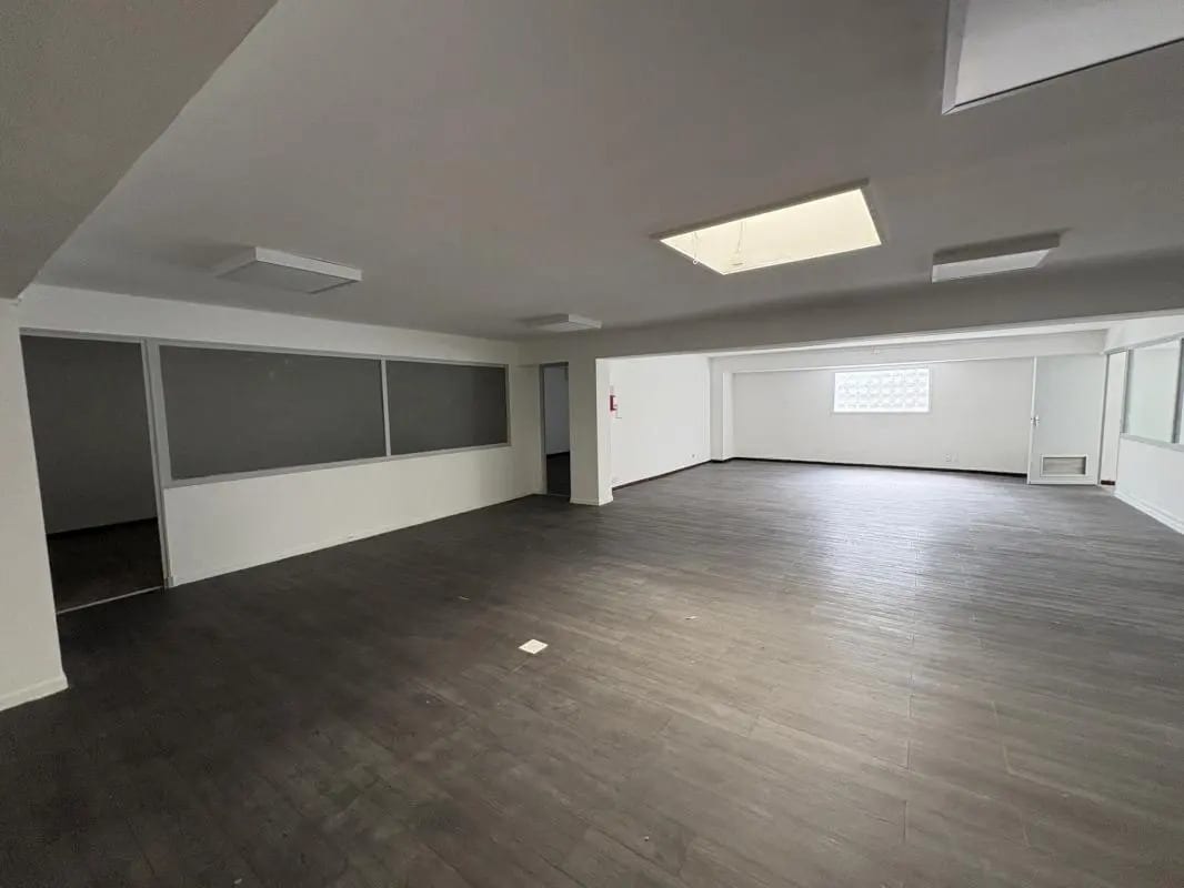 Retail in Marseille for lease Building Photo- Image 1 of 19