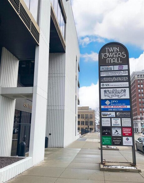 456 Fulton St, Peoria, IL à vendre - Photo du bâtiment - Image 2 de 33