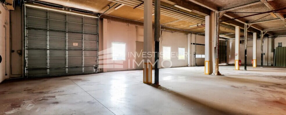 Flex in Gennevilliers for lease - Interior Photo - Image 2 of 6