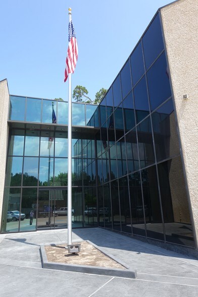 2218 Northpark Dr, Kingwood, TX à louer - Photo du bâtiment - Image 2 de 10