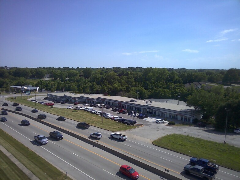 3010 S 291 Hwy, Independence, MO à louer - Photo du bâtiment - Image 3 de 4