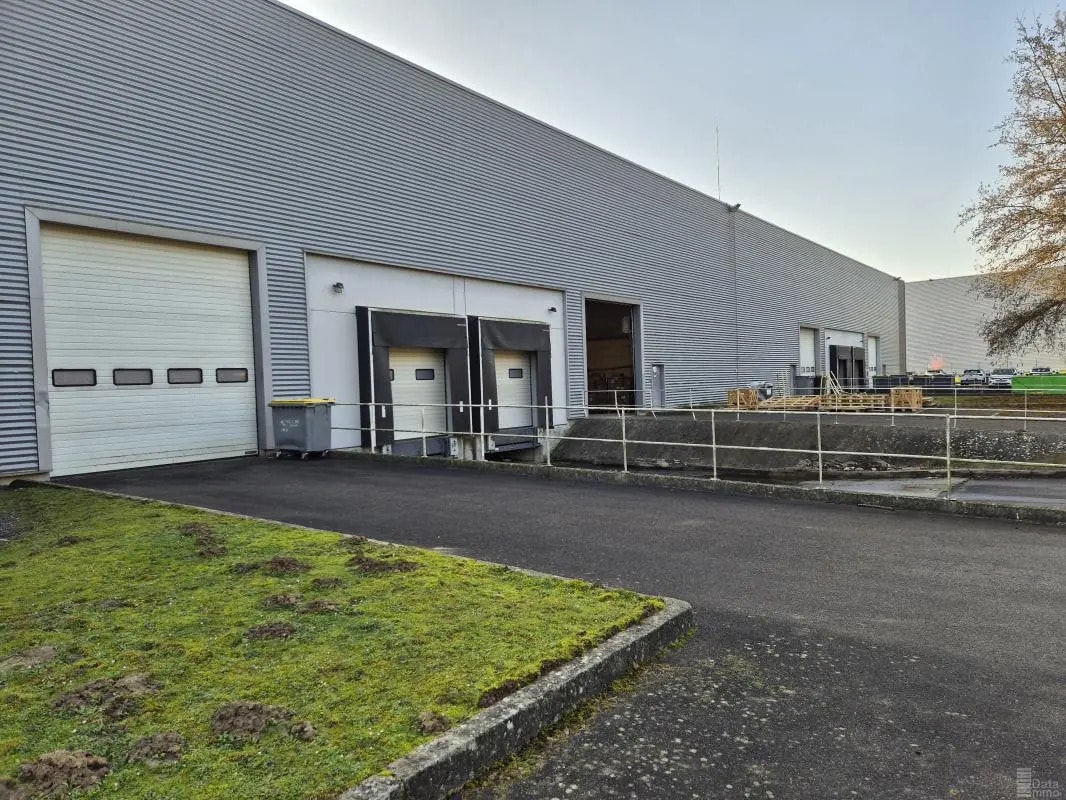 Industrial in Lieusaint for lease Building Photo- Image 1 of 21