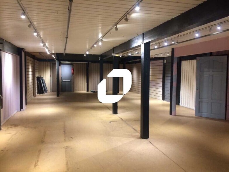 Retail in Vélizy-Villacoublay for lease - Interior Photo - Image 1 of 10
