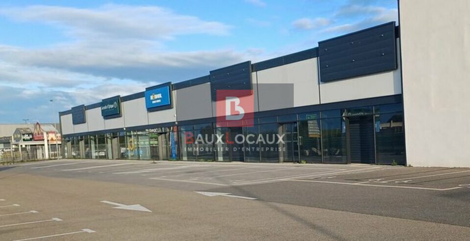 Retail in Marguerittes for lease Building Photo- Image 1 of 3